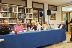 Tavolo dei Relatori: in fondo a destra il presidente del Gruppo  Gian Paolo Borghi e  lo scrittore Maurizio Garuti