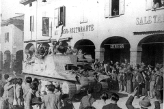 46-S.-Pietro-in-Casale-23-aprile-1945-truppe-inglesi-in-piazza